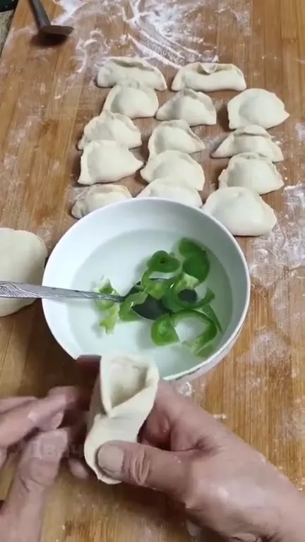 Лепка пельменей с перцем