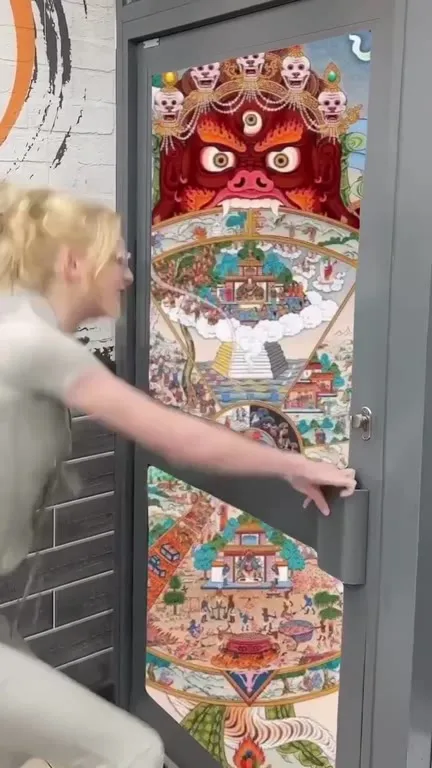 Девушка не может открыть дверь