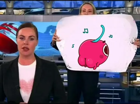 Ведущая и поющий красный жук