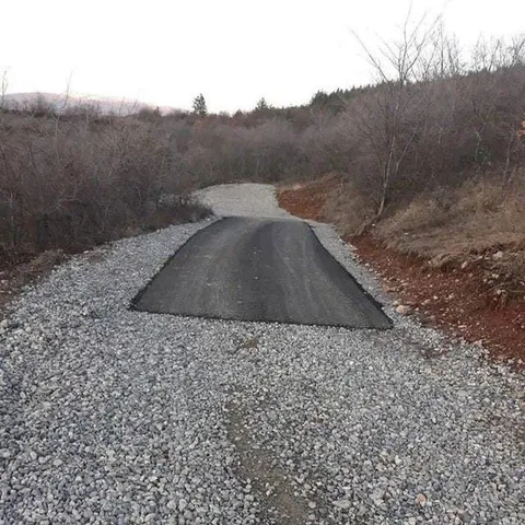 Асфальт только на середине дороги