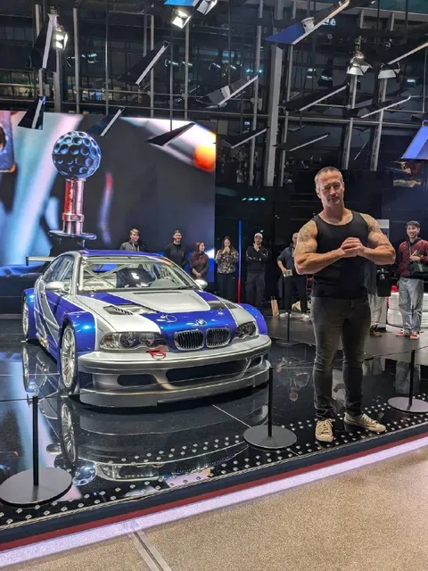 Мужчина рядом с гоночной BMW