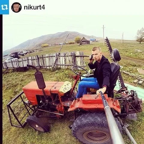 Парень на самодельном тракторе