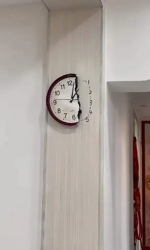Сломанные часы на стене