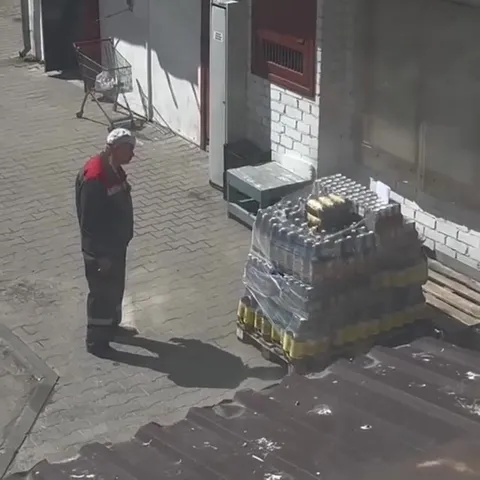 Рабочий смотрит на паллету