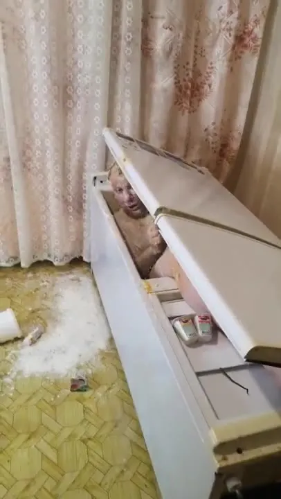 Мужчина застрял в морозильнике