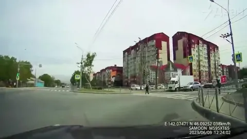 Пешеход под драматичную музыку