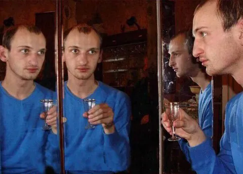 Мужчина и его отражения