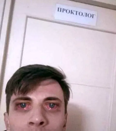 Мужчина у кабинета проктолога