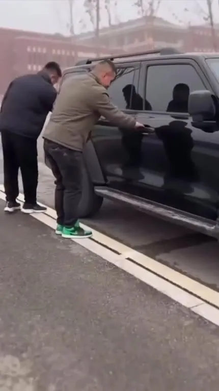 Как залезть в машину без двери