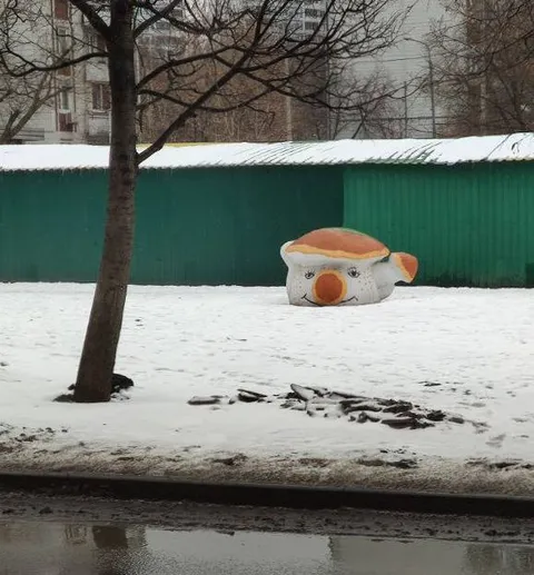 Странный снеговик в снегу