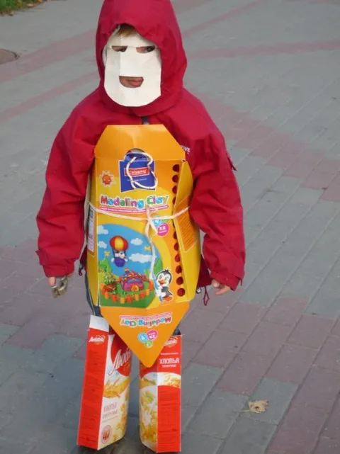 Ребёнок в костюме из коробок