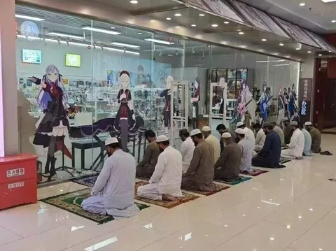 动漫展厅里的礼拜