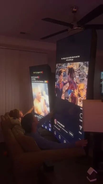 Люди листают гигантский TikTok