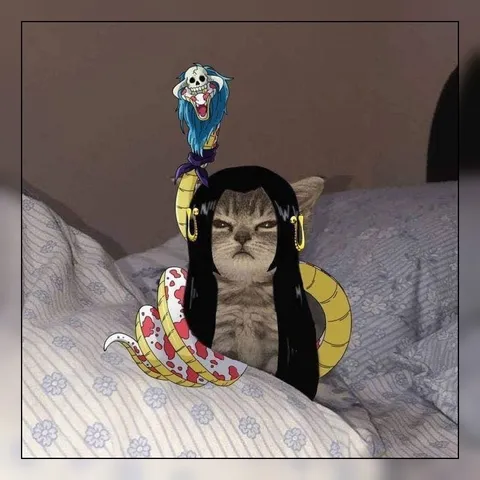 Змеиная кошка на кровати