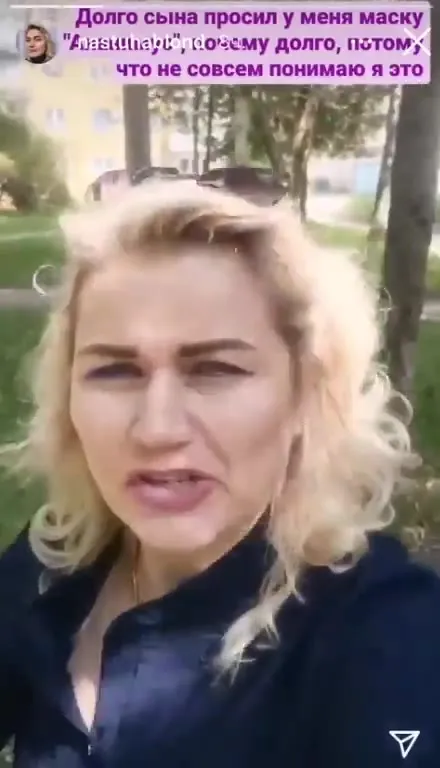 Сын в маске передвигается