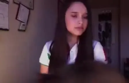 Девушка и удивлённый кот