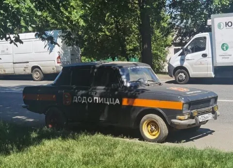 Додо-пицца на старой машине