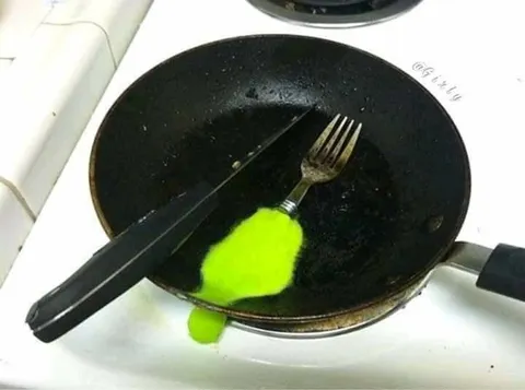 Зелёное блюдо на сковородке