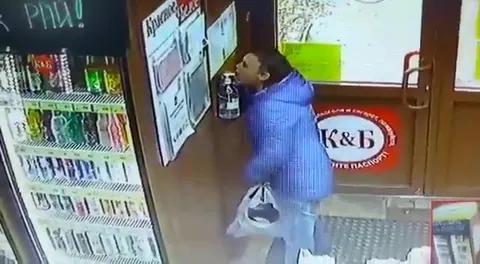Женская доля у входа в магазин