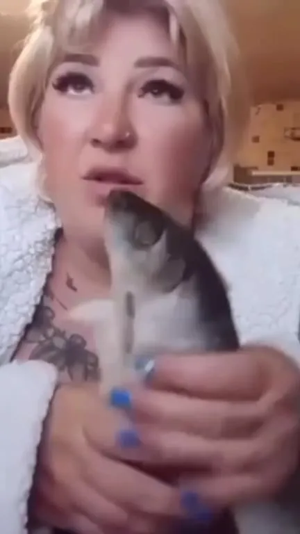 Женщина ест целую рыбу