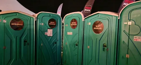 Toalety nazwane zespołami