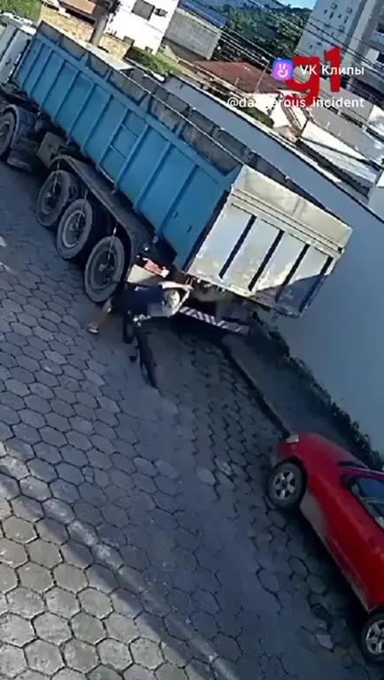 Велосипедист попал под грузовик