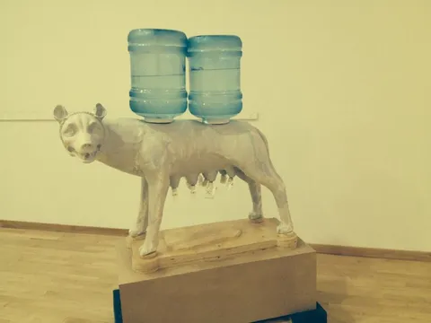 Корова с бутылями воды