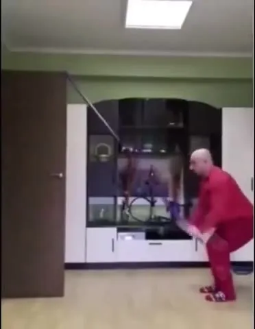Красный музыкант ломает дверь