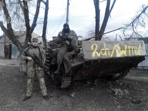Бойцы у бронетранспортёра