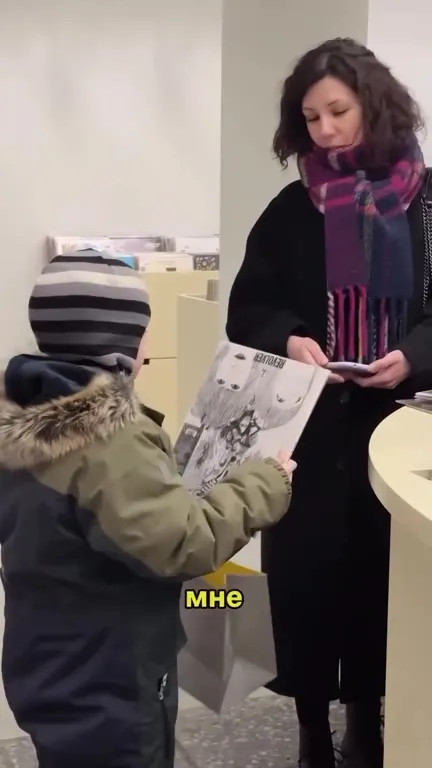 Мальчик выбирает ценную пластинку