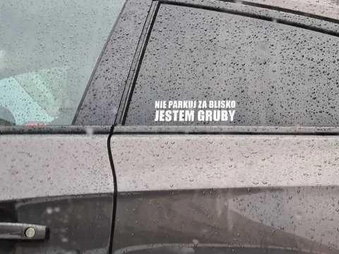 Nie parkuj za blisko