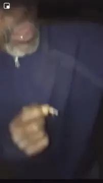 Мужчина роняет камеру