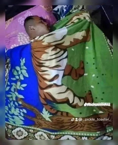 Мужчина спит в тигровом одеяле