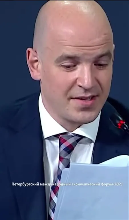 Начала уже душить