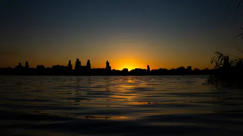 Закат на спокойной воде