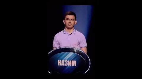 Назим нажимает кнопку