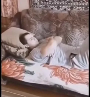 Мужчина ищет что-то под подушкой