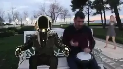 Фасочный музыкант на лавочке