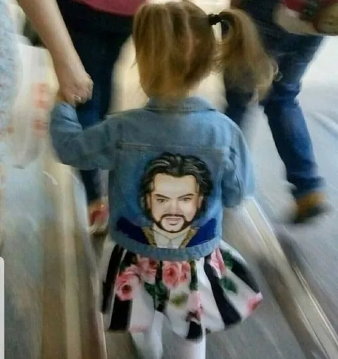 Девочка с Джейсоном Момоа