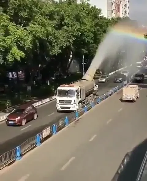Поливальная машина создаёт радугу