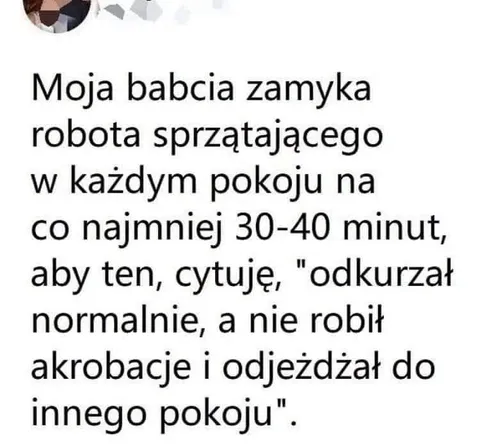 Babcia zamyka robota sprzątającego