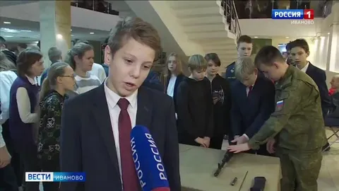 Школьник объясняет военную технику