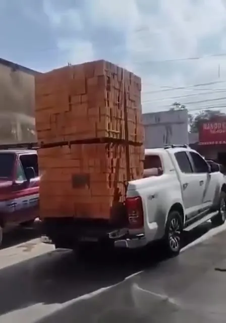 A carga de tijolos desaba