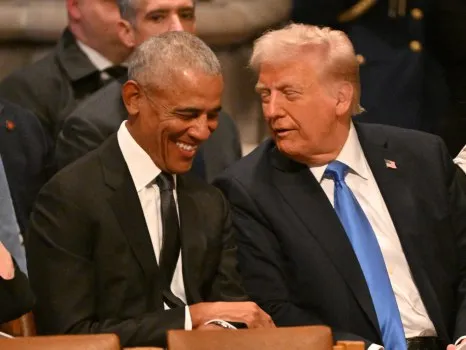 Обама и Трамп смеются вместе