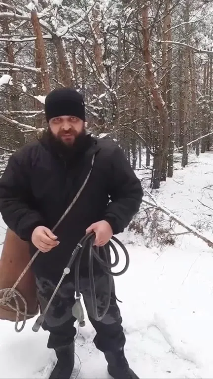 Дайвер в зимнем лесу