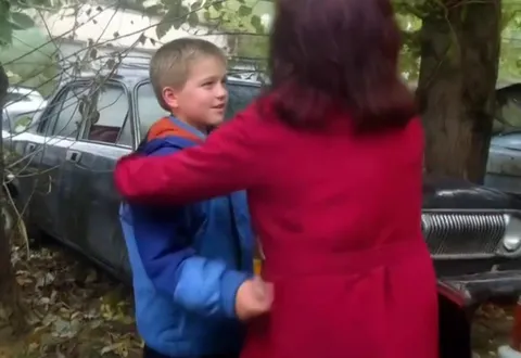 Объятия рядом со старой машиной