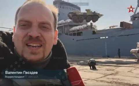 Корреспондент на фоне корабля