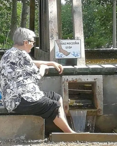 Zakaz moczenia stóp