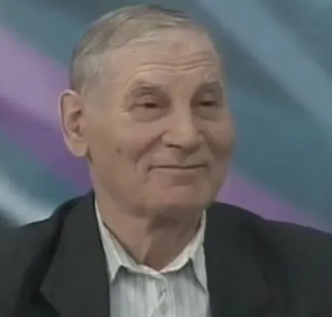 Хитрая улыбка пожилого мужчины