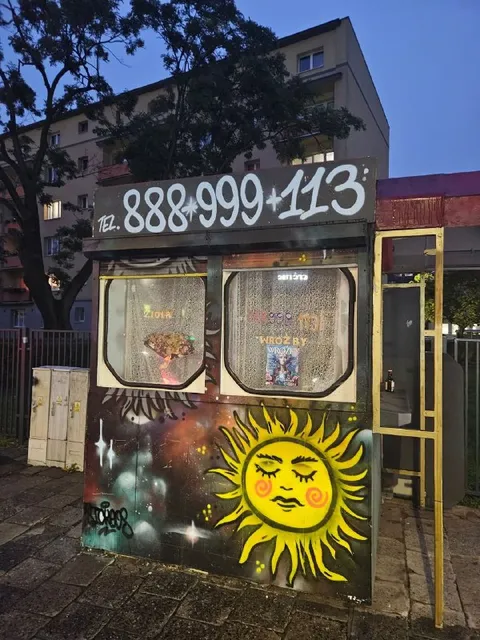 Kiosk z wróżbami zamiast biletów